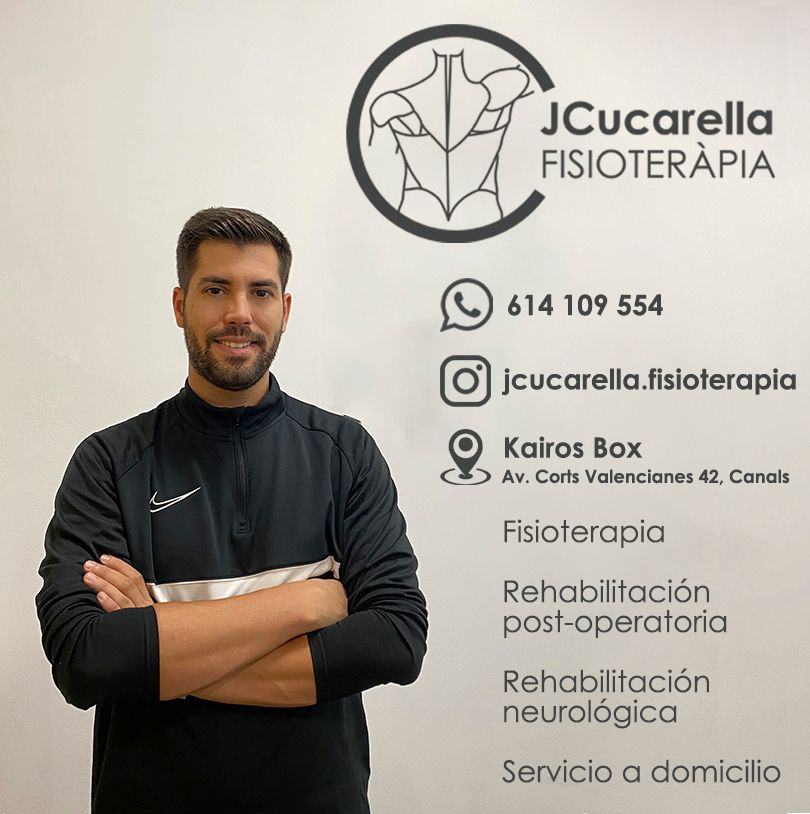 Javier Cucarella realizando un tratamiento de fisioterapia a un paciente en Kairos Box, Canals